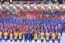 Các đồng chí Lãnh đạo Đảng, Nhà nước cùng 200 “Sao Vàng đất Việt” năm 2021 tại buổi lễ.