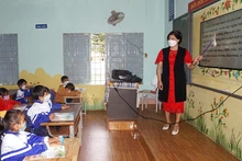 Giờ học của lớp 1 Trường tiểu học Phan Chu Trinh, huyện Cư M’gar, tỉnh Ðắk Lắk. (Ảnh: Ðình Vinh) 
