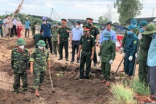 Tư lệnh Quân khu 7 kiểm tra công tác tìm kiếm tại hiện trường.
