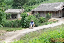 Bê-tông hóa đường liên thôn, liên xã ở Tuyên Quang. (Ảnh minh họa: TRẦN HẢI)