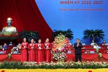 Thủ tướng Phạm Minh Chính tặng hoa chúc mừng Đại hội. (Ảnh: TTXVN)