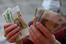Ngày 28/2, đồng rúp Nga có lúc giảm khoảng 31,5%, xuống còn 109,13 rúp/đô la. (Ảnh: Reuters)