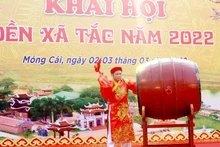 Lãnh đạo thành phố Móng Cái (Quảng Ninh) gióng trống khai hội đền Xã Tắc năm 2022.