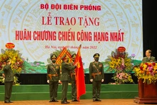Thượng tướng Hoàng Xuân Chiến, Ủy viên Trung ương Đảng, Thứ trưởng Quốc phòng trao Huân chương cho các tập thể, cá nhân thuộc Bộ đội Biên phòng.