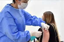 Nhân viên y tế tiêm vaccine phòng Covid-19 cho người dân tại Cailungo, San Marino, Italia. (Ảnh: AFP/TTXVN)
