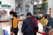 Người dân Thanh Hóa xếp hàng mua thuốc, vật tư y tế.