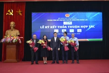 Đại diện 4 đơn vị tham gia ký kết. (Ảnh: SƠN BÁCH)