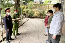 Cơ quan Cảnh sát điều tra, Công an tỉnh tống đạt các quyết định khởi tố vụ án, khởi tố bị can. (Ảnh: Đức Vũ/Báo Nghệ An)