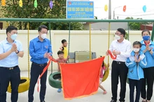 Bí thư Trung ương Đoàn Nguyễn Tường Lâm (thứ 2 từ trái sang trong ảnh) cùng đại diện các đơn vị liên quan khánh thành công trình thanh niên “Khu vui chơi cho thiếu nhi” trong khuôn khổ chương trình ra quân Ngày Chủ nhật xanh toàn quốc lần thứ I năm 2022 tại quận Đồ Sơn, thành phố Hải Phòng. 