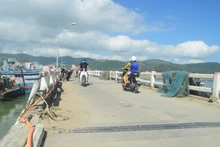 Người dân lo lắng, bất an mỗi lần đi qua lại cầu Thạnh Đức.