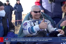 Phi hành gia Mark Vande Hei của NASA nghỉ ngơi sau khi hạ cánh bằng tàu vũ trụ Soyuz MS-19 tại một khu vực hẻo lánh bên ngoài Zhezkazgan, Kazakhstan vào ngày 30/3. Ảnh cắt từ video của Roscosmo.