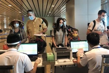 Du khách nước ngoài làm thủ tục nhập cảnh tại Cảng hàng không quốc tế Cam Ranh, Khánh Hòa (Ảnh: CTV)