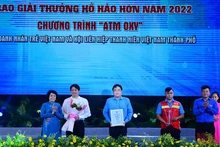 Trao giải cho các đơn vị đạt giải thưởng Hồ Hảo Hớn năm 2021.