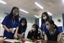 Tư vấn cho các học sinh lớp 9 tại sự kiện Maska 2022. (ẢNH: SƠN BÁCH)
