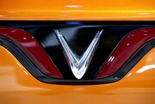 Logo của hãng xe VinFast. (Ảnh: Reuters)