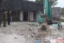 Hiện trường vi phạm đổ chất thải trái quy định của cơ sở sản xuất phào chỉ thạnh cao.