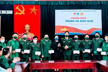 Lãnh đạo Thành đoàn Hải Phòng trao quà tặng các chiến sĩ Đồn Biên phòng Vinh Quang.