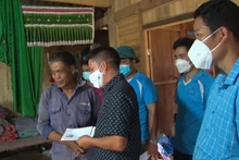 Đại diện lãnh đạo huyện Điện Biên Đông thăm hỏi, trao hỗ trợ gia đình có trẻ bị đuối nước.