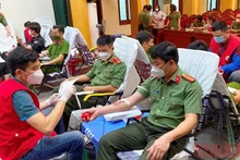 Cán bộ, chiến sĩ Công an Thanh Hóa tình nguyện hiến máu.