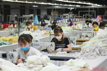 Công ty may Hoàng Sơn (KCN Ngọc Hồi, huyện Thanh Trì, Hà Nội) phấn đấu hoàn thành các chỉ tiêu, kế hoạch ở mức cao nhất. (Ảnh: THÀNH ĐẠT) 