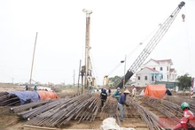 Các đơn vị thi công đang tập trung nhân lực, phương tiện đẩy nhanh tiến độ thi công tuyến cao tốc phía đông đoạn Diễn Châu-Bãi Vọt. 