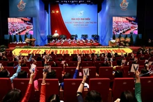 Các đại biểu biểu quyết thông qua danh sách Ban Chấp hành Trung ương Hội Liên hiệp Phụ nữ Việt Nam khóa XIII.