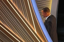 Diễn viên Will Smith rời sân khấu sau khi nhận giải "Nam chính xuất sắc nhất" tại lễ trao giải Oscar 2022. (Ảnh: REUTERS)