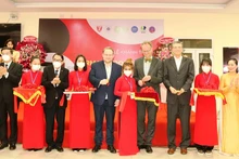 Lãnh đạo Đại học Huế, Viện Goethe-Cơ quan trao đổi Hàn lâm Đức và các đơn vị cắt băng khánh thành Không gian ngôn ngữ và văn hóa Đức tại Huế.