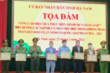 Đại diện lãnh đạo Bộ Công an trao Bằng khen của Bộ cho các tập thể, cá nhân có thành tích xuất sắc.