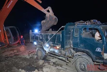 Các đối tượng khai thác đất trái phép bị bắt giữ.