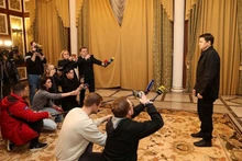 Cố vấn Tổng thống Ukraine Mykhailo Podolyak phát biểu sau cuộc hội đàm với phái đoàn Nga tại khu vực Gomel, Belarus, ngày 28/2/2022. (Ảnh: BelTA/Reuters)