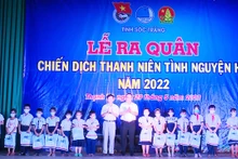 Tặng quà cho học sinh có hoàn cảnh khó khăn.