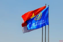 Những lá cờ SEA Games 31 và cờ Tổ quốc tung bay trên sân Mỹ Đình chuẩn bị cho ngày khai mạc. (Ảnh: THÀNH ĐẠT)