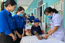 Khám miễn phí cho đồng bào dân tộc thiểu số huyện Mù Cang Chải.