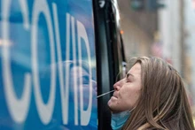 Lấy mẫu xét nghiệm Covid-19 tại 1 điểm xét nghiệm lưu động ở Manhattan, thành phố New York, Mỹ, ngày 27/12/2021. (Ảnh: Reuters)