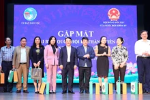 Bộ trưởng, Chủ nhiệm Ủy ban Dân tộc Hầu A Lềnh tặng quà lưu niệm cho các đại biểu Quốc hội là thành viên Hội đồng Dân tộc của Quốc hội tại buổi gặp mặt chiều 31/5.