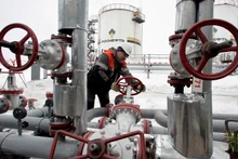 Công nhân vận hành trạm bơm tại giếng dầu Gremikhinskoye ở phía đông Izhevsk, Liên bang Nga. (Ảnh: REUTERS)