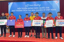 Toàn cảnh lễ trao thưởng cho Đội tuyển bóng bàn quốc gia.
