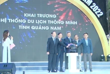 Các đại biểu ấn nút khai trương Hệ thống du lịch thông minh tỉnh Quảng Nam.