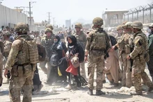 Binh sỹ Anh và Mỹ làm nhiệm vụ hỗ trợ sơ tán tại khu vực sân bay Kabul, Afghanistan. (Ảnh: AFP/TTXVN)