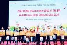 Trao kinh phí hỗ trợ phẫu thuật tim cho đại diện các gia đình có trẻ em bị bệnh tim bẩm sinh.