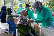 Nhân viên y tế tiêm vaccine ngừa Covid-19 cho người dân tại Jakarta, Indonesia, ngày 8/7/2021. (Ảnh: Reuters)