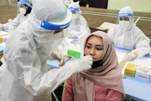 Lấy mẫu xét nghiệm Covid-19 ở thủ đô Kuala Lumpur, Malaysia ngày 11/5/2021. (Ảnh: Reuters)