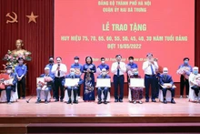 Phó Bí thư Thường trực Thành ủy Hà Nội Nguyễn Thị Tuyến trao Huy hiệu 75 năm tuổi Đảng cho các đảng viên quận Hai Bà Trưng. 