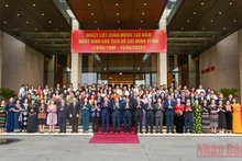 Chủ tịch nước Nguyễn Xuân Phúc, Thủ tướng Phạm Minh Chính, Chủ tịch Quốc hội Vương Đình Huệ cùng các đồng chí lãnh đạo Đảng, Nhà nước và các đại biểu Quốc hội là người dân tộc thiểu số.