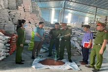Kiểm tra chất lượng phân bón tại Công ty Cổ phần sản xuất và thương mại tổng hợp Cường Phát.