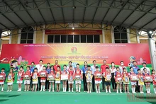 Ban tổ chức trao máy tính bảng và học bổng tặng thiếu nhi tại Ngày hội.