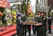 Các đại biểu dự lễ truy điệu và đông đảo người dân địa phương thành kính tiễn các liệt sĩ về lòng đất mẹ. 