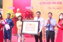 Lãnh đạo UBND tỉnh Long An trao Bằng xếp hạng đình Bình Lập là di tích kiến trúc nghệ thuật cấp tỉnh.