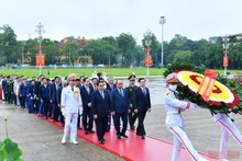 Các đồng chí lãnh đạo Đảng, Nhà nước cùng các đại biểu Quốc hội vào Lăng viếng Chủ tịch Hồ Chí Minh. 